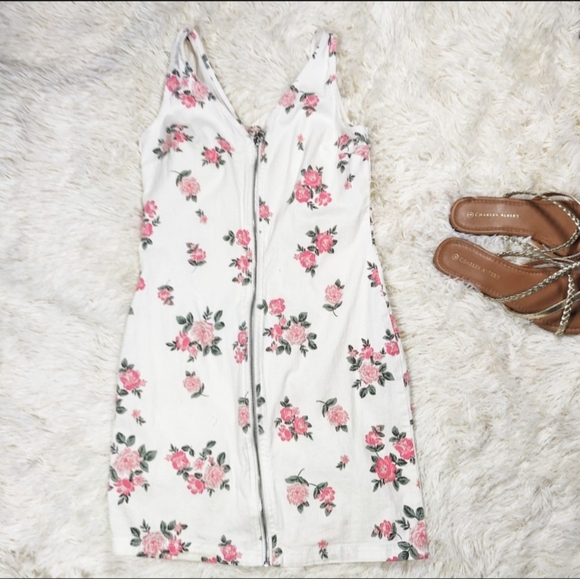 Pretty Floral Bodycon Dress - Picture 2 of 3